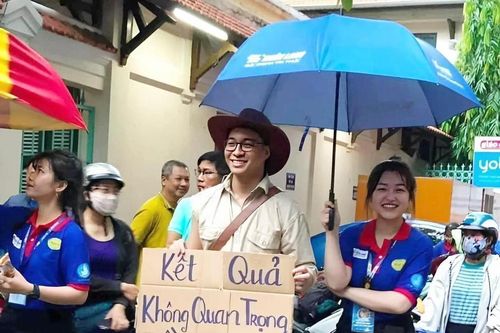 'Thi trượt anh nuôi' và những tấm banner độc đáo cổ vũ sĩ tử