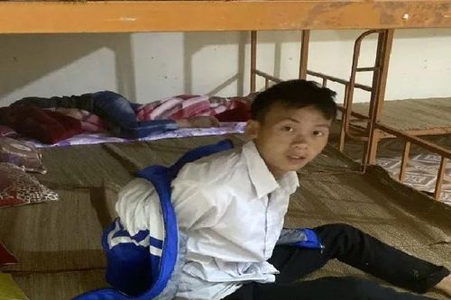 Xúc động các thầy cô 11h khuya vào thôn đón học trò đi dự thi tốt nghiệp