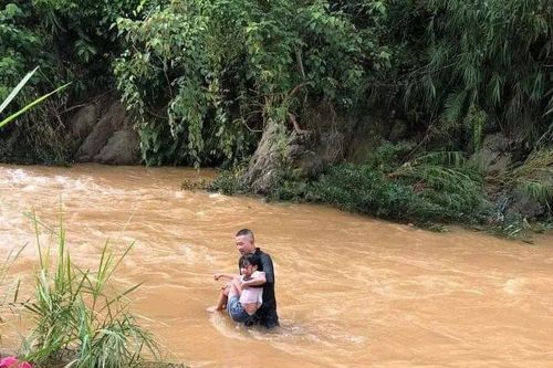 Hai thanh niên ở Yên Bái lao xuống dòng nước xiết cứu bé gái bị cuốn trôi