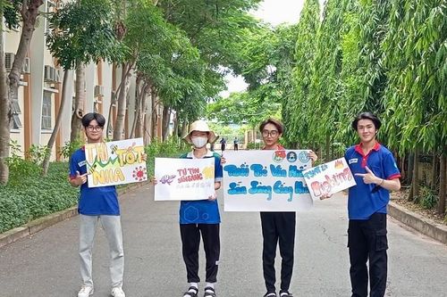 Kỳ thi tốt nghiệp THPT: Cha mẹ đừng để yêu thương trở thành áp lực
