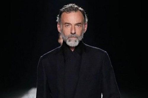 Sàn diễn cuối cùng của Dries Van Noten là một cuộc hành trình xuyên không gian và thời gian