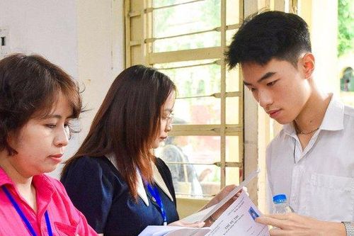 Hà Nội: Nhiều thí sinh chủ quan đến sát giờ phát đề thi môn Ngữ văn