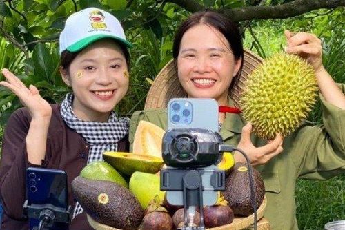 Hana Ban Mê, Thanh Nhí và nhiều KOL đồng loạt livestream, gần 4 tấn hoa quả về tay người dùng