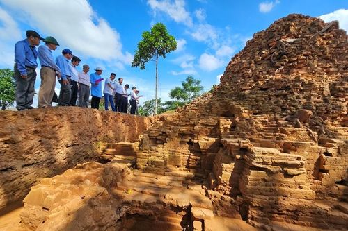 Nhiều phát hiện từ đợt khai quật khảo cổ tháp đôi Liễu Cốc