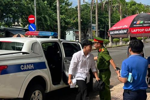 Thí sinh ngủ quên được xe của Công an đến đưa đi thi môn Toán