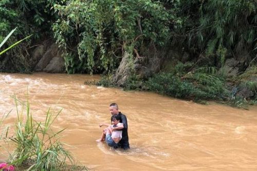 2 thanh niên cứu bé gái khỏi dòng nước chảy xiết khi đi qua đập tràn