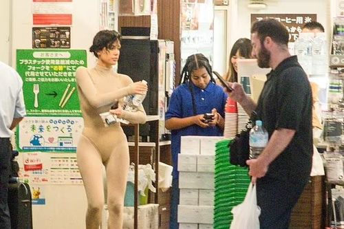 Vợ Kanye West vẫn mặc hở dù bị cảnh báo
