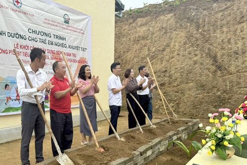 Hỗ trợ xây dựng bếp ăn bán trú tại Chua Ta
