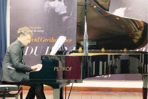 'Du hành cùng Satie'