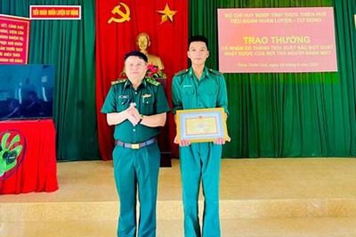 Trao thưởng cho chiến sĩ mới 'Nhặt được của rơi trả người đánh mất'