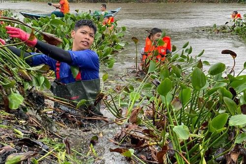 Thanh niên tình nguyện vượt nắng thắng mưa, ngâm mình làm sạch khơi thông lòng sông