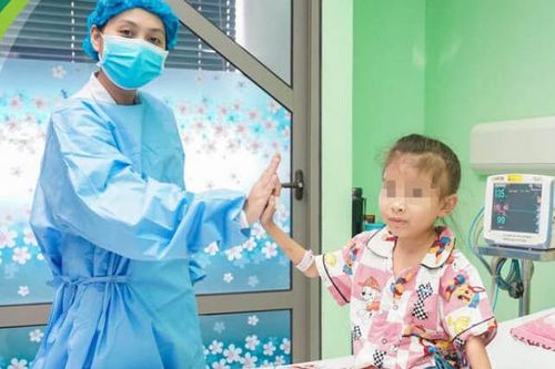 Bà nội hiến thận cứu cháu gái 7 tuổi hồi sinh