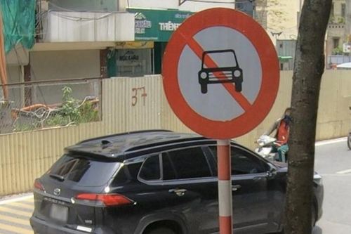 Người dân hỗ trợ CSGT chặn ô tô đi vào đường cấm