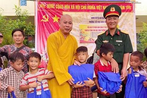 Tặng quà đồng bào dân tộc thiểu số ở tỉnh Bình Phước
