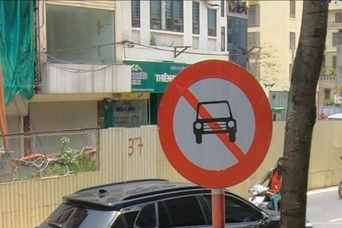 Không chấp hành hiệu lệnh, đi vào đường cấm ở Hà Nội tài xế SN 2002 bị xử lý