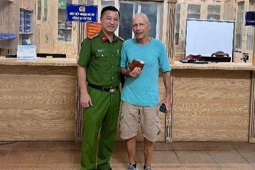 Nhanh chóng xác định và trao trả tài sản bị đánh rơi cho người nước ngoài