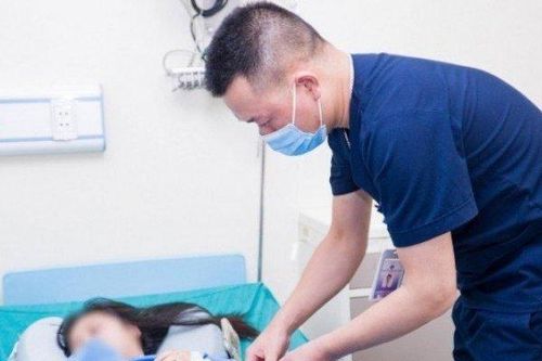 Người phụ nữ 37 tuổi tiểu rắt, tiểu buốt, đi khám phát hiện ung thư buồng trứng di căn