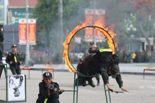 Mãn nhãn cảnh sát cơ động biểu diễn tuyệt kỹ trong trấn áp tội phạm