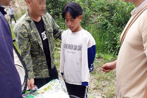 Bắt quả tang đối tượng vận chuyển trái phép 1kg ma túy đá