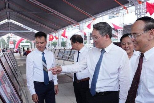 Tuần lễ trưng bày ảnh 'Luật gia Việt Nam với biển, đảo quê hương'