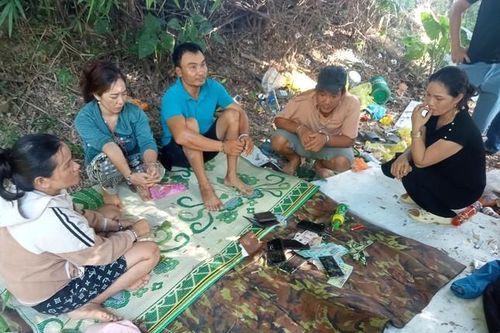 Triệt phá sới bạc trong nghĩa trang, bắt giữ 5 đối tượng