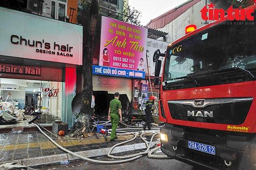 Hà Nội: Cứu cụ bà 92 tuổi thoát khỏi vụ cháy rạng sáng