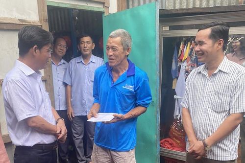 Bí thư và Phó Bí thư Thường trực Huyện ủy Châu Phú thăm các hộ dân có nhà bị thiệt hại do giông lốc