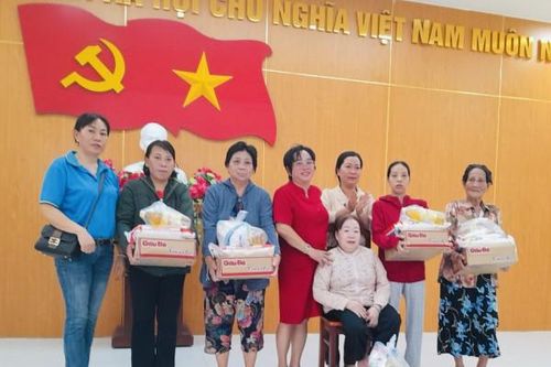 Hội Liên hiệp Phụ nữ phường Vĩnh Nguyên: Trao quà cho phụ nữ và học sinh khó khăn xã Vĩnh Thạnh