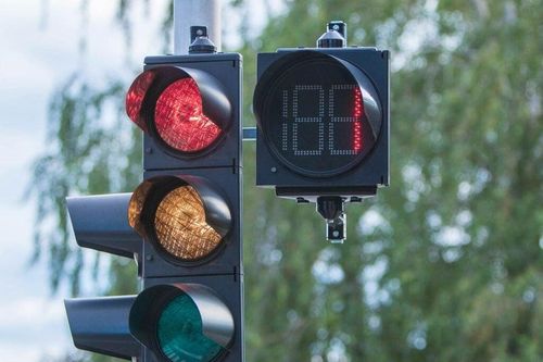 Có đèn đếm giây hay không, những kẻ vô ý thức vẫn cứ vượt đèn đỏ