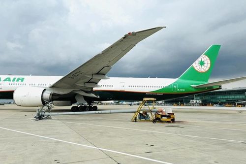Máy bay Eva Air lăn nhầm bến, đâm đổ cột đèn sân bay Tân Sơn Nhất