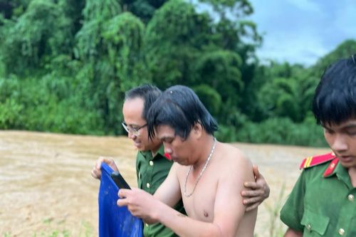 Lực lượng Công an huyện Tây Giang kịp thời cứu người dân giữa dòng lũ quét