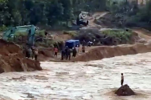 Kịp thời cứu người dân giữa dòng lũ quét