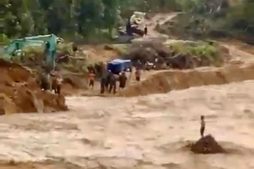 Video chiến sĩ công an lao vào dòng nước lũ cứu dân