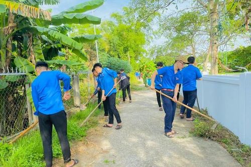 Thanh niên chung tay làm sạch đường làng ngõ xóm, xây dựng đô thị văn minh