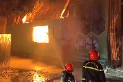 Ban Chỉ huy Quân sự thành phố Phúc Yên xuyên đêm chữa cháy