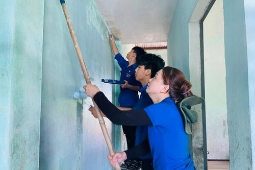 Đoàn viên thanh niên vận động sức người sức của cải tạo nhà cho người dân
