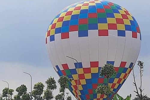 Khinh khí cầu chở 9 người đáp xuống ruộng lúa