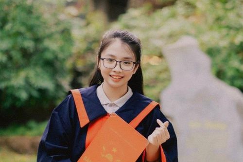 Nữ sinh Hà Nội học ngày 12 tiếng đỗ cùng lúc 4 trường chuyên