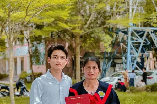 Mang tên lạ, chàng trai xấu hổ muốn 'đội quần' khi đi làm thẻ CCCD