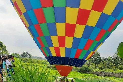 Khinh khí cầu chở 9 người đáp xuống ruộng lúa ở Hà Nội