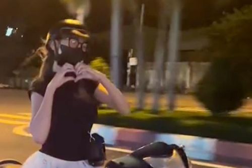 Cô gái buông hai tay 'diễn xiếc', tạo hình trái tim khi lái xe