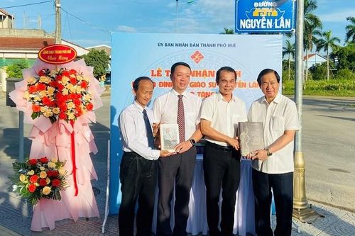 Gia đình cố GS Nguyễn Lân góp phần xây dựng thư viện sách Huế