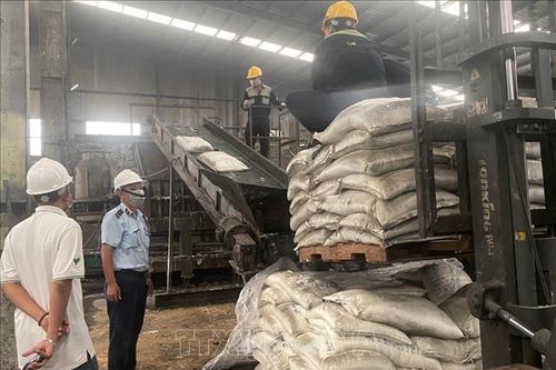 Tiêu hủy lô hàng hơn 43 tấn phân bón gây hại