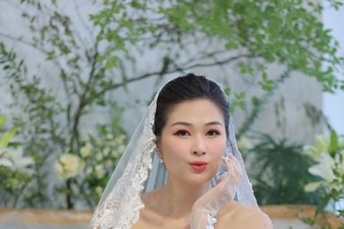Vợ Huy Khánh hóa cô dâu gợi cảm khi về nước