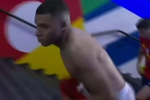 Bán kết EURO 2024: Hành động đổi áo đấu gây tranh cãi, Mbappe khiến NHM Pháp tức giận