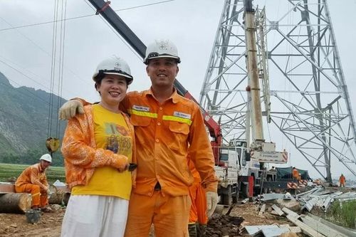 Chuyện về những người vợ vượt hơn 800km tiếp sức cho 'chiến binh áo cam' thi công đường dây 500kV
