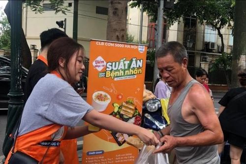 Ấm áp tình người những suất ăn của Câu lạc bộ ''Cơm 5000 Hà Nội''