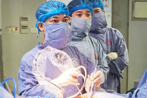 Kỹ thuật nội soi 2 cổng trong điều trị bệnh cột sống