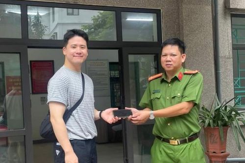 Trao trả điện thoại để quên trên taxi cho du khách nước ngoài