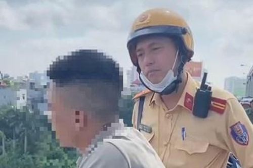 Cảnh sát giao thông kịp thời ngăn cản thanh niên định nhảy cầu Chương Dương
